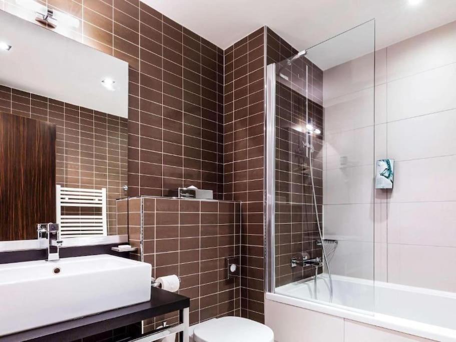 Disneyland Deluxe Flat, Outside Pool, Climatisation, 1 Min To Disney Parks سيري المظهر الخارجي الصورة