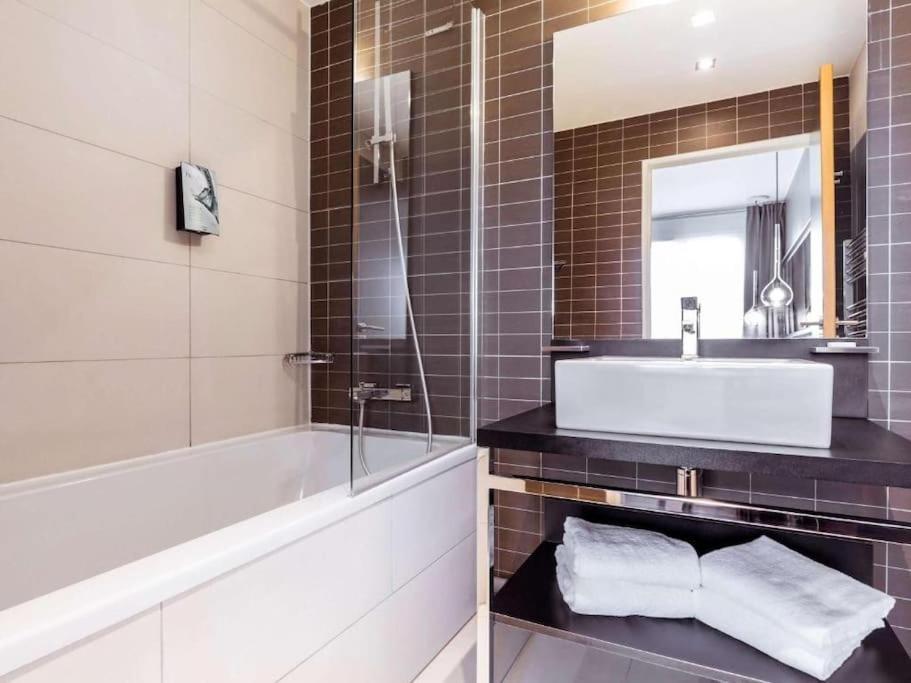 Disneyland Deluxe Flat, Outside Pool, Climatisation, 1 Min To Disney Parks سيري المظهر الخارجي الصورة