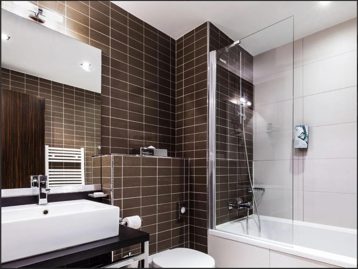 Disneyland Deluxe Flat, Outside Pool, Climatisation, 1 Min To Disney Parks سيري المظهر الخارجي الصورة
